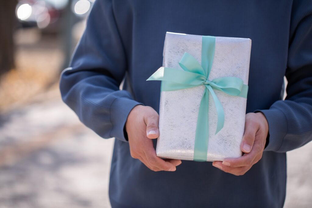 浮気相手の既婚男性が女性にプレゼントを送る心理